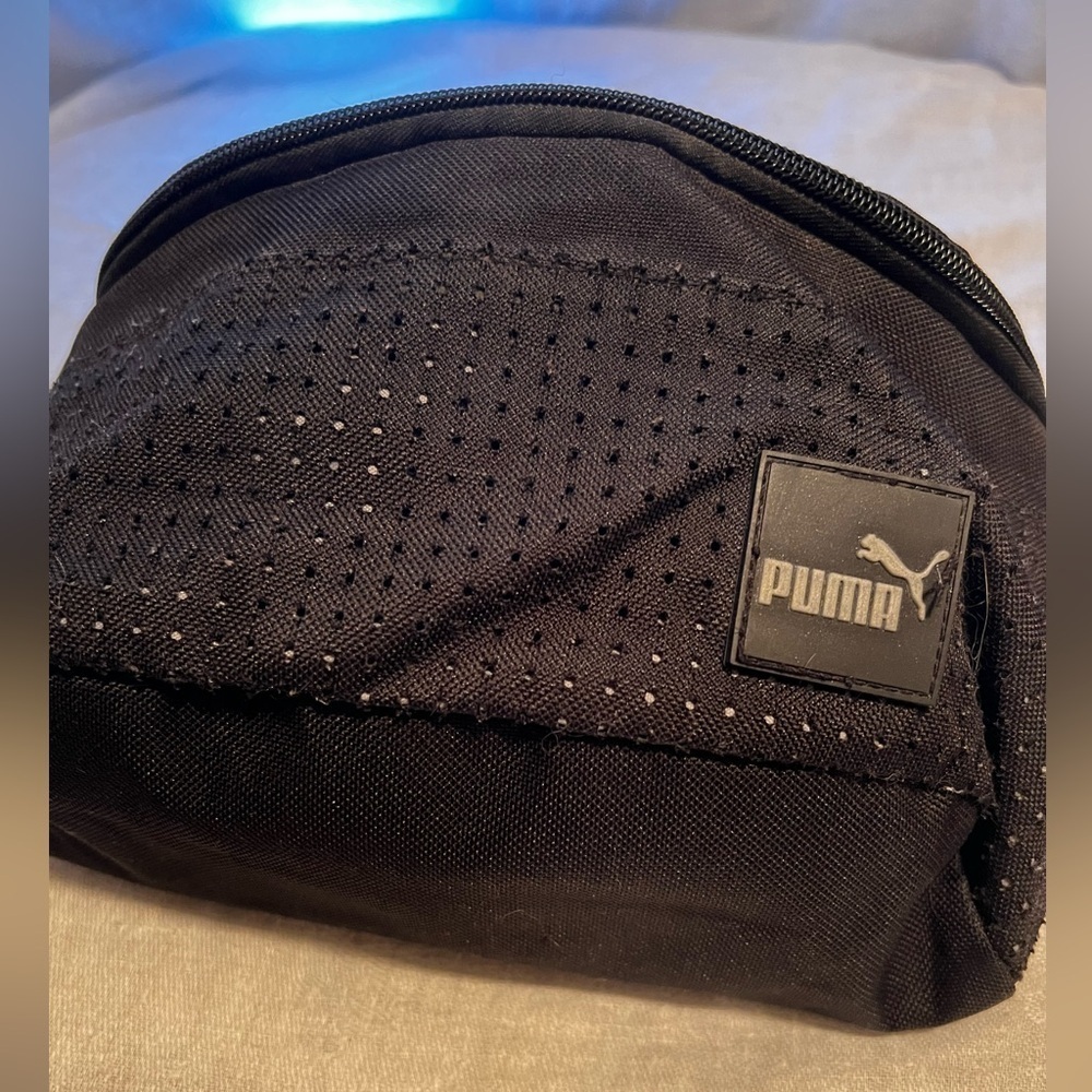 Puma fanny pack/crossbody. Black. One big pocket. Lots of room.